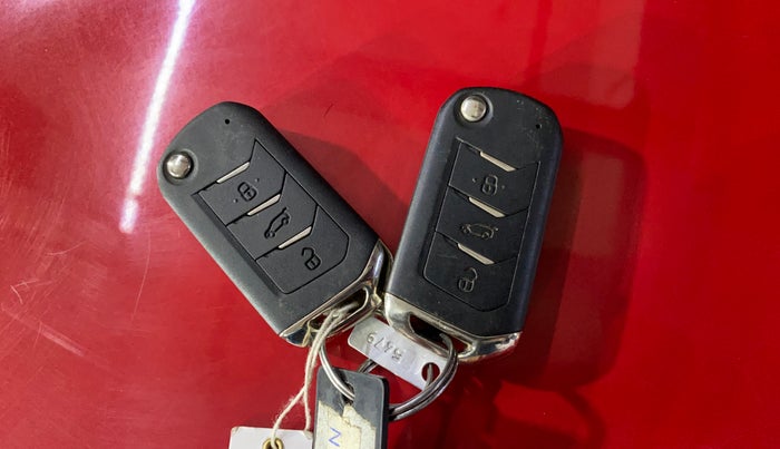 2022 Mahindra XUV300 W8 1.2 PETROL, Petrol, Manual, 41,249 km, Key Close Up