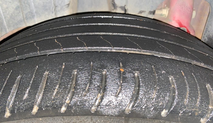 2022 Mahindra XUV300 W8 1.2 PETROL, Petrol, Manual, 41,249 km, Right Rear Tyre Tread