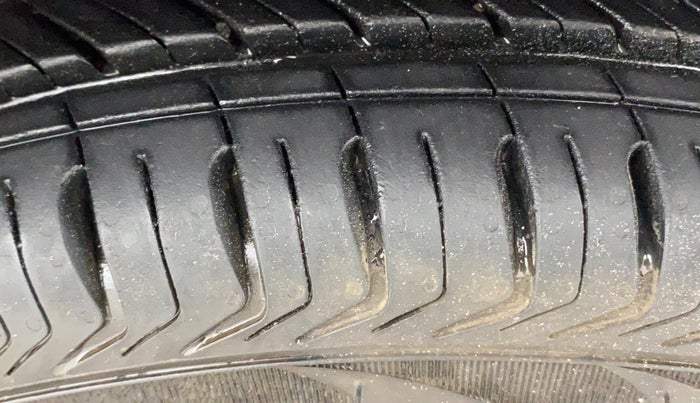2014 Maruti Alto 800 LXI, Petrol, Manual, 70,398 km, Right Front Tyre Tread