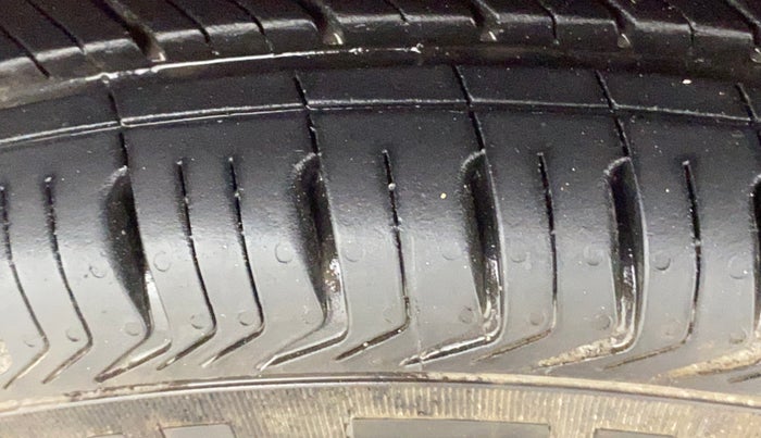 2014 Maruti Alto 800 LXI, Petrol, Manual, 70,398 km, Left Front Tyre Tread