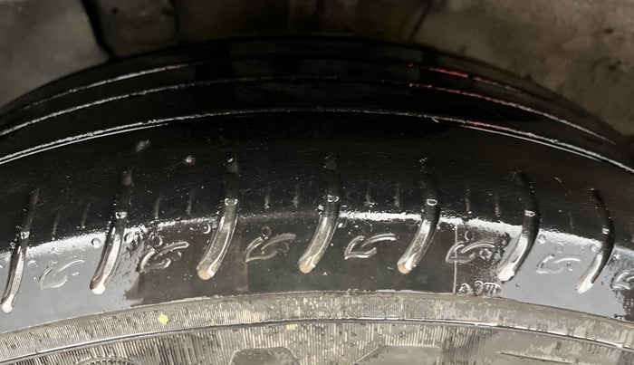 2022 KIA CARENS LUXURY PLUS 1.4 PETROL DCT 7 STR, Petrol, Automatic, 23,657 km, Left Front Tyre Tread