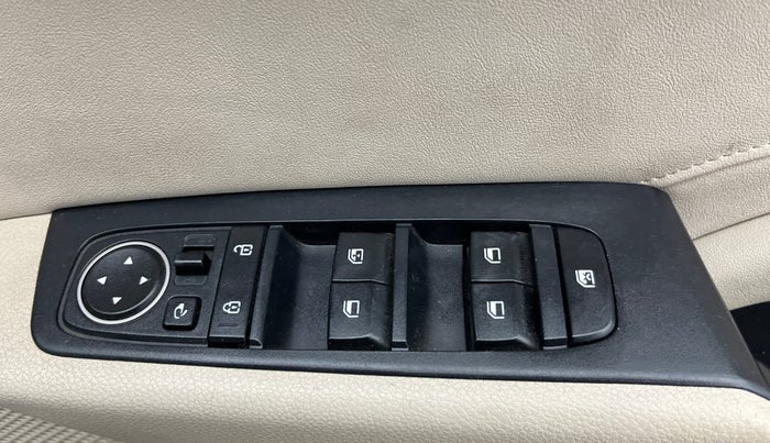 2022 KIA CARENS LUXURY PLUS 1.4 PETROL DCT 7 STR, Petrol, Automatic, 23,657 km, Driver Side Door Panels Control