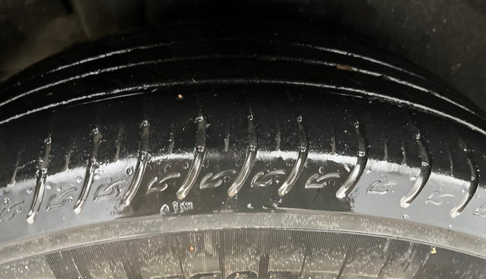 2022 KIA CARENS LUXURY PLUS 1.4 PETROL DCT 7 STR, Petrol, Automatic, 23,657 km, Right Rear Tyre Tread