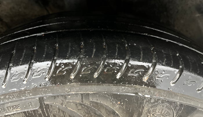 2022 KIA CARENS LUXURY PLUS 1.4 PETROL DCT 7 STR, Petrol, Automatic, 23,657 km, Right Front Tyre Tread