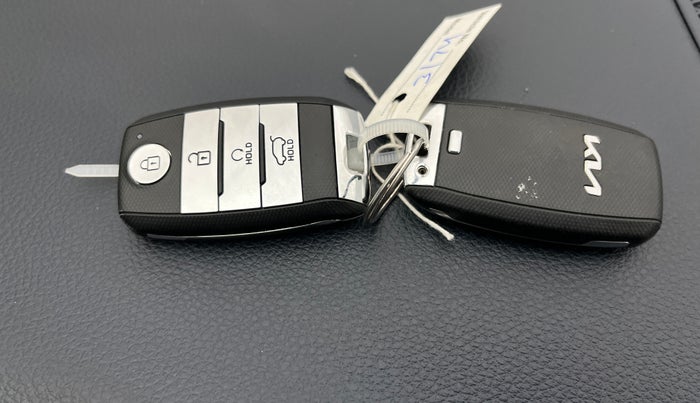 2022 KIA CARENS LUXURY PLUS 1.4 PETROL DCT 7 STR, Petrol, Automatic, 23,657 km, Key Close Up