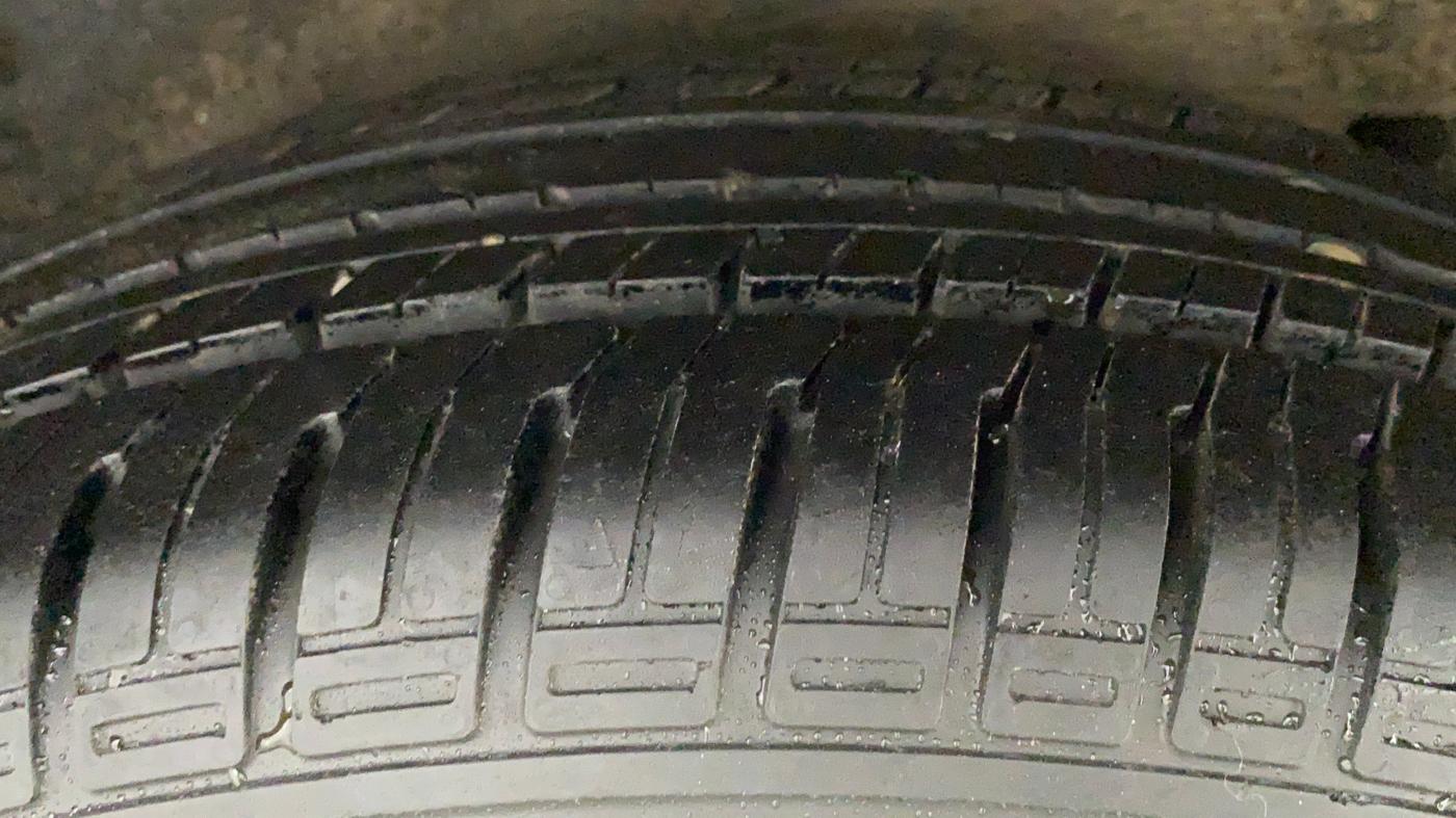 2011 Toyota Corolla Altis G PETROL, Petrol, Manual, 1,19,025 km, Right Rear Tyre Tread