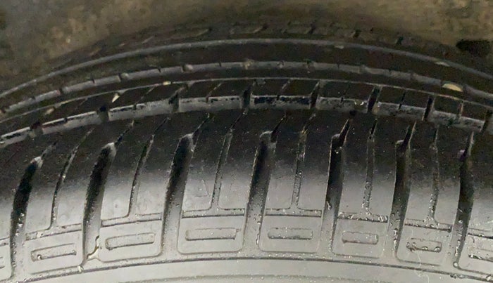 2011 Toyota Corolla Altis G PETROL, Petrol, Manual, 1,19,025 km, Right Rear Tyre Tread