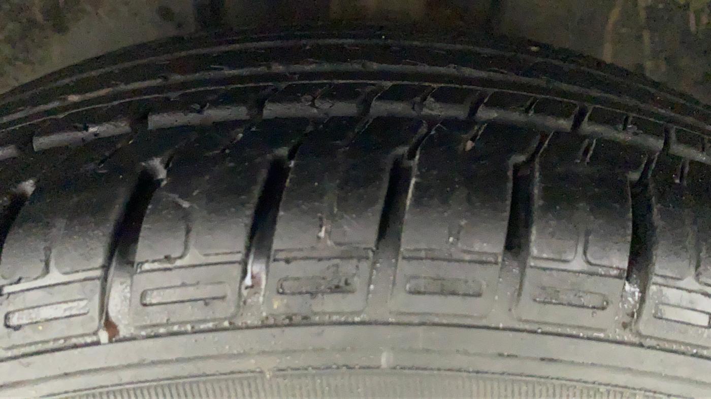 2011 Toyota Corolla Altis G PETROL, Petrol, Manual, 1,19,025 km, Left Front Tyre Tread