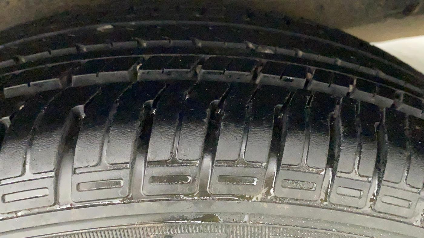 2011 Toyota Corolla Altis G PETROL, Petrol, Manual, 1,19,025 km, Left Rear Tyre Tread