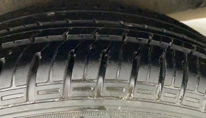 2011 Toyota Corolla Altis G PETROL, Petrol, Manual, 1,19,025 km, Left Rear Tyre Tread