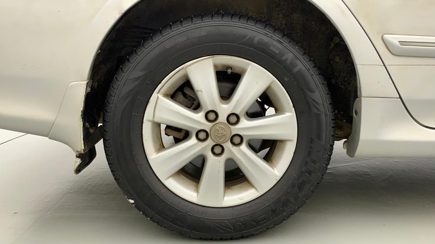 2011 Toyota Corolla Altis G PETROL, Petrol, Manual, 1,19,025 km, Right Rear Wheel