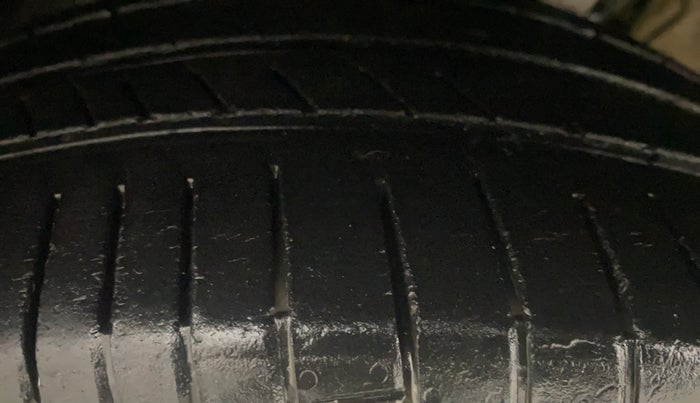 2014 Volkswagen Vento HIGHLINE 1.6 MPI, Petrol, Manual, 64,278 km, Left Front Tyre Tread