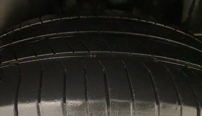 2014 Volkswagen Vento HIGHLINE 1.6 MPI, Petrol, Manual, 64,278 km, Left Rear Tyre Tread