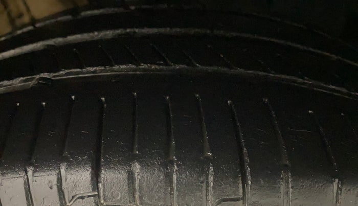 2014 Volkswagen Vento HIGHLINE 1.6 MPI, Petrol, Manual, 64,278 km, Right Front Tyre Tread