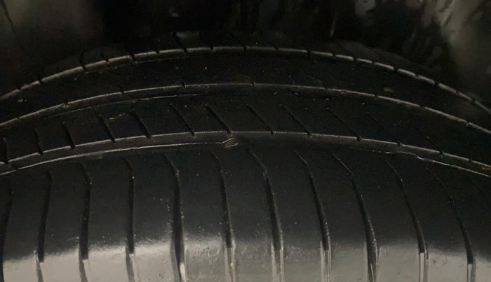 2014 Volkswagen Vento HIGHLINE 1.6 MPI, Petrol, Manual, 64,278 km, Right Rear Tyre Tread
