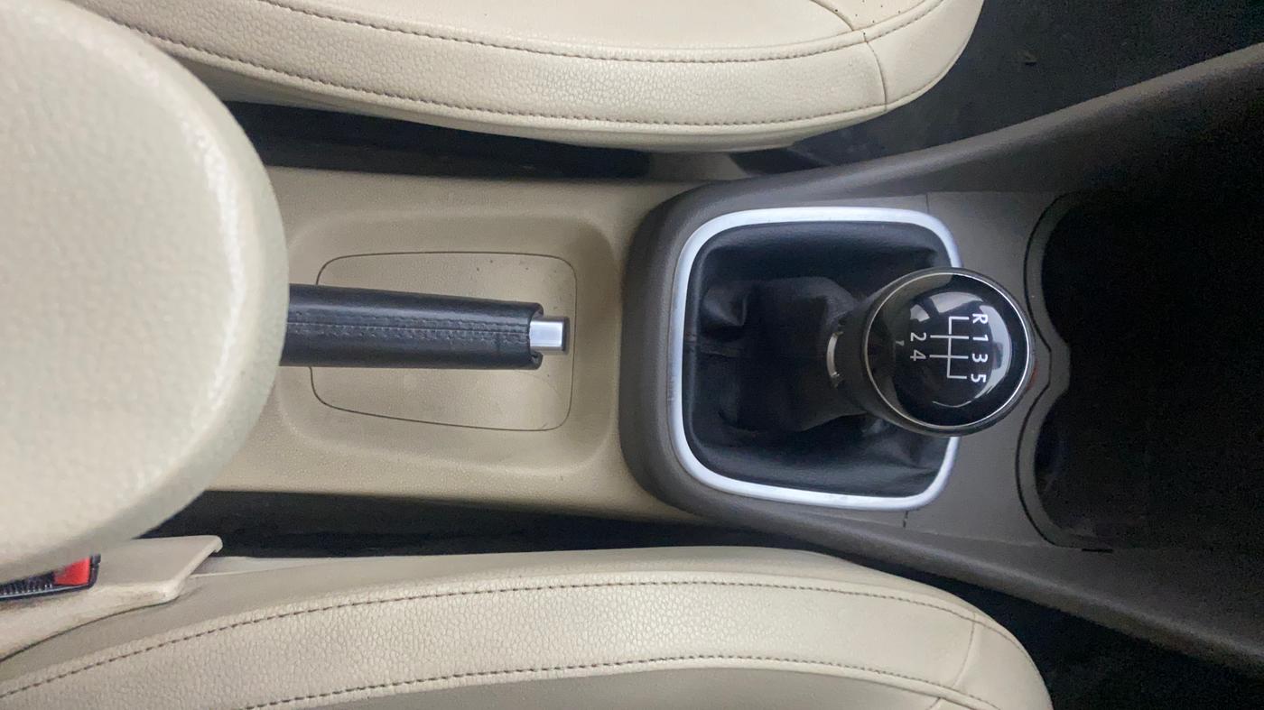 2014 Volkswagen Vento HIGHLINE 1.6 MPI, Petrol, Manual, 64,335 km, Gear Lever