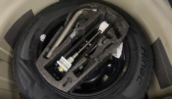 2014 Volkswagen Vento HIGHLINE 1.6 MPI, Petrol, Manual, 64,278 km, Spare Tyre