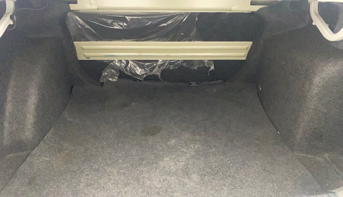 2014 Volkswagen Vento HIGHLINE 1.6 MPI, Petrol, Manual, 64,278 km, Boot Inside