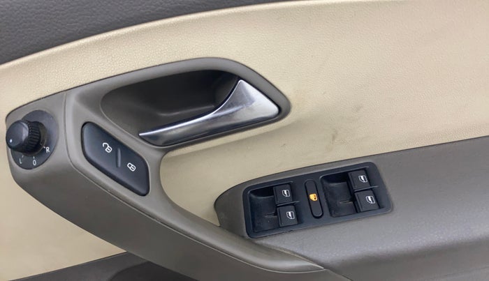 2014 Volkswagen Vento HIGHLINE 1.6 MPI, Petrol, Manual, 64,278 km, Driver Side Door Panels Control