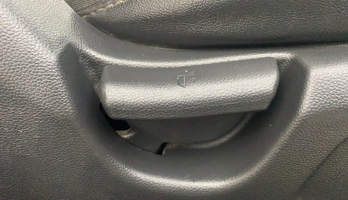 2020 Hyundai Elite i20 MAGNA PLUS 1.2, Petrol, Manual, 34,827 km, Driver Side Adjustment Panel