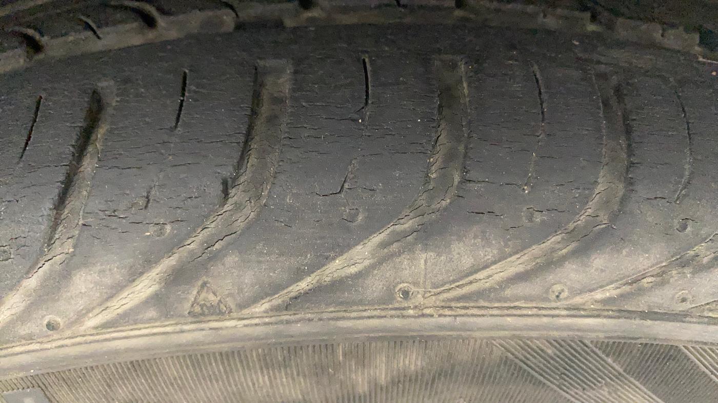 2015 Maruti Swift ZXI, Petrol, Manual, 49,464 km, Right Front Tyre Tread