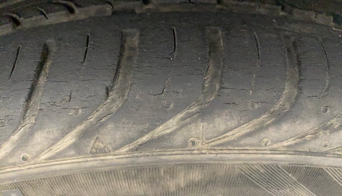 2015 Maruti Swift ZXI, Petrol, Manual, 49,464 km, Right Front Tyre Tread
