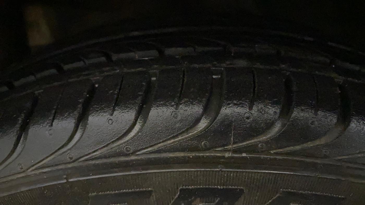 2015 Chevrolet Beat LT PETROL, Petrol, Manual, 24,782 km, Left Front Tyre Tread