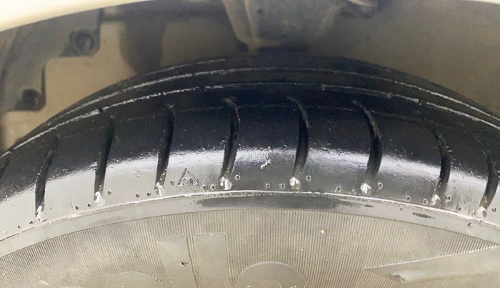 2013 Hyundai Eon MAGNA +, CNG, Manual, 1,12,704 km, Left Front Tyre Tread