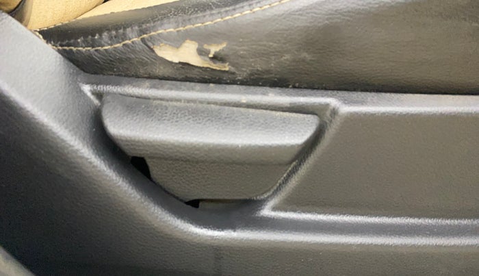 2013 Hyundai Eon MAGNA +, CNG, Manual, 1,12,704 km, Driver Side Adjustment Panel