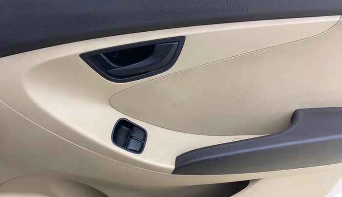 2013 Hyundai Eon MAGNA +, CNG, Manual, 1,12,704 km, Driver Side Door Panels Control