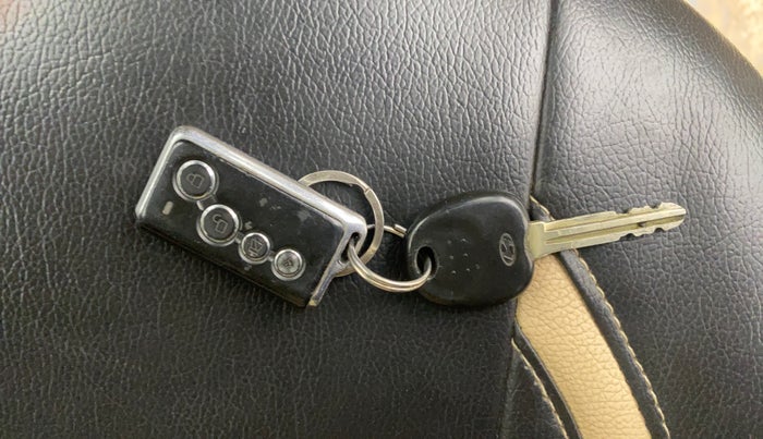 2013 Hyundai Eon MAGNA +, CNG, Manual, 1,12,704 km, Key Close Up