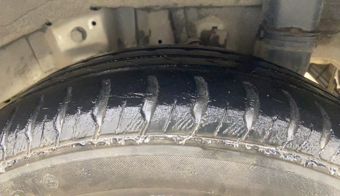 2013 Hyundai Eon MAGNA +, CNG, Manual, 1,12,704 km, Left Rear Tyre Tread