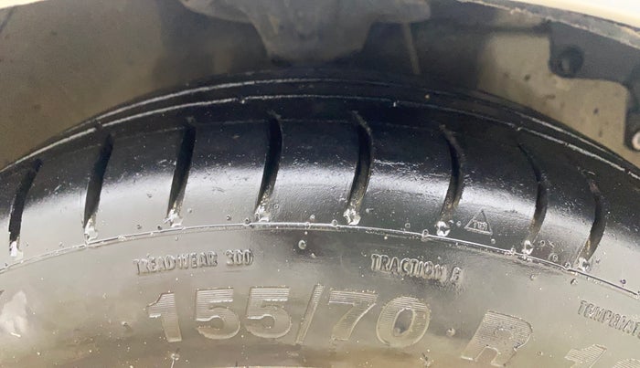 2013 Hyundai Eon MAGNA +, CNG, Manual, 1,12,704 km, Right Front Tyre Tread