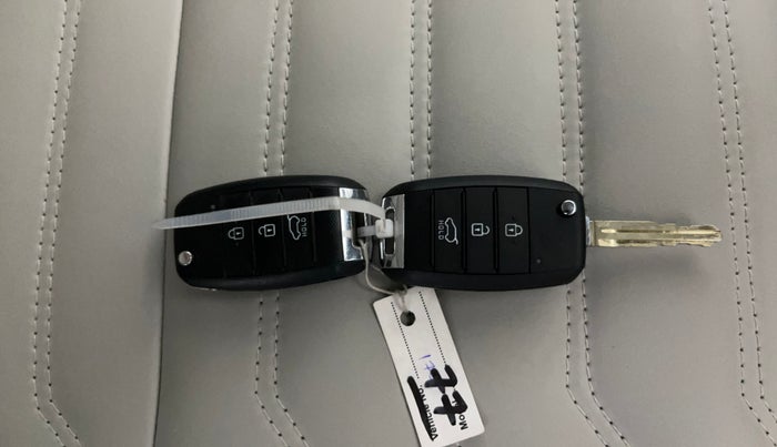 2023 KIA CARENS PRESTIGE PLUS 1.5 PETROL IMT 7 STR, Petrol, Manual, 18,306 km, Key Close Up