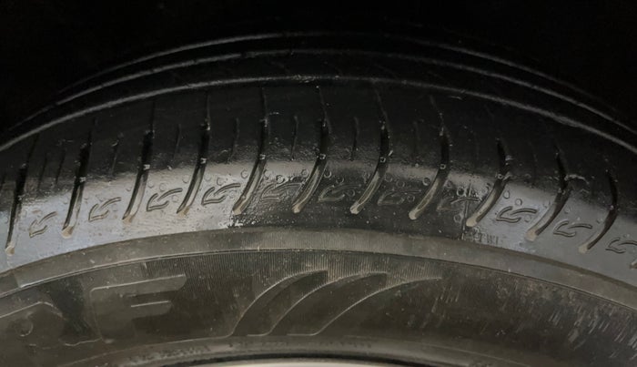 2023 KIA CARENS PRESTIGE PLUS 1.5 PETROL IMT 7 STR, Petrol, Manual, 18,306 km, Right Front Tyre Tread