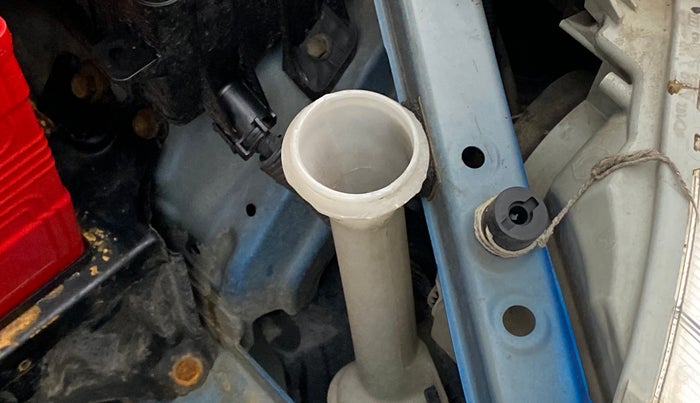 2011 Toyota Etios Liva G, Petrol, Manual, 74,587 km, Front windshield - Wiper bottle cap missing