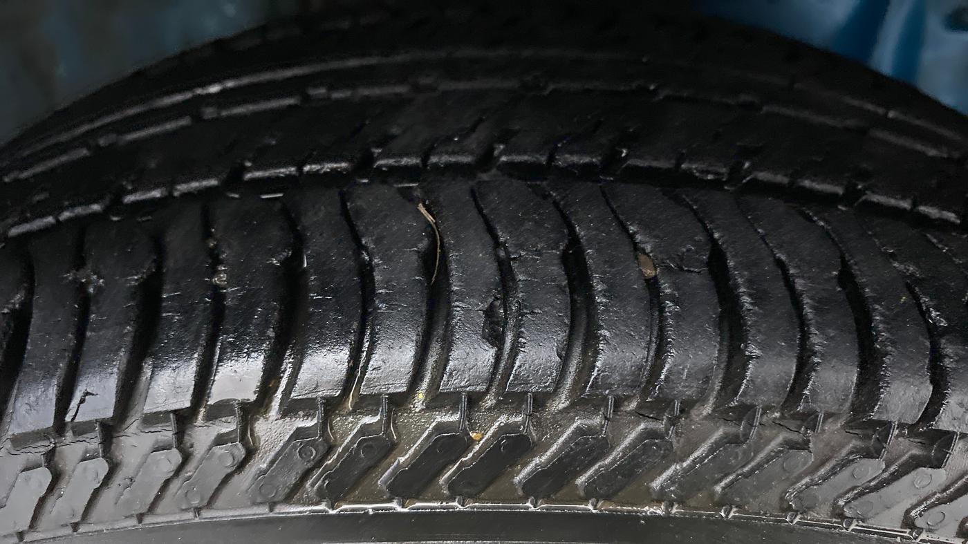 2011 Toyota Etios Liva G, Petrol, Manual, 74,587 km, Right Front Tyre Tread