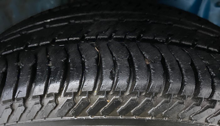 2011 Toyota Etios Liva G, Petrol, Manual, 74,587 km, Right Front Tyre Tread