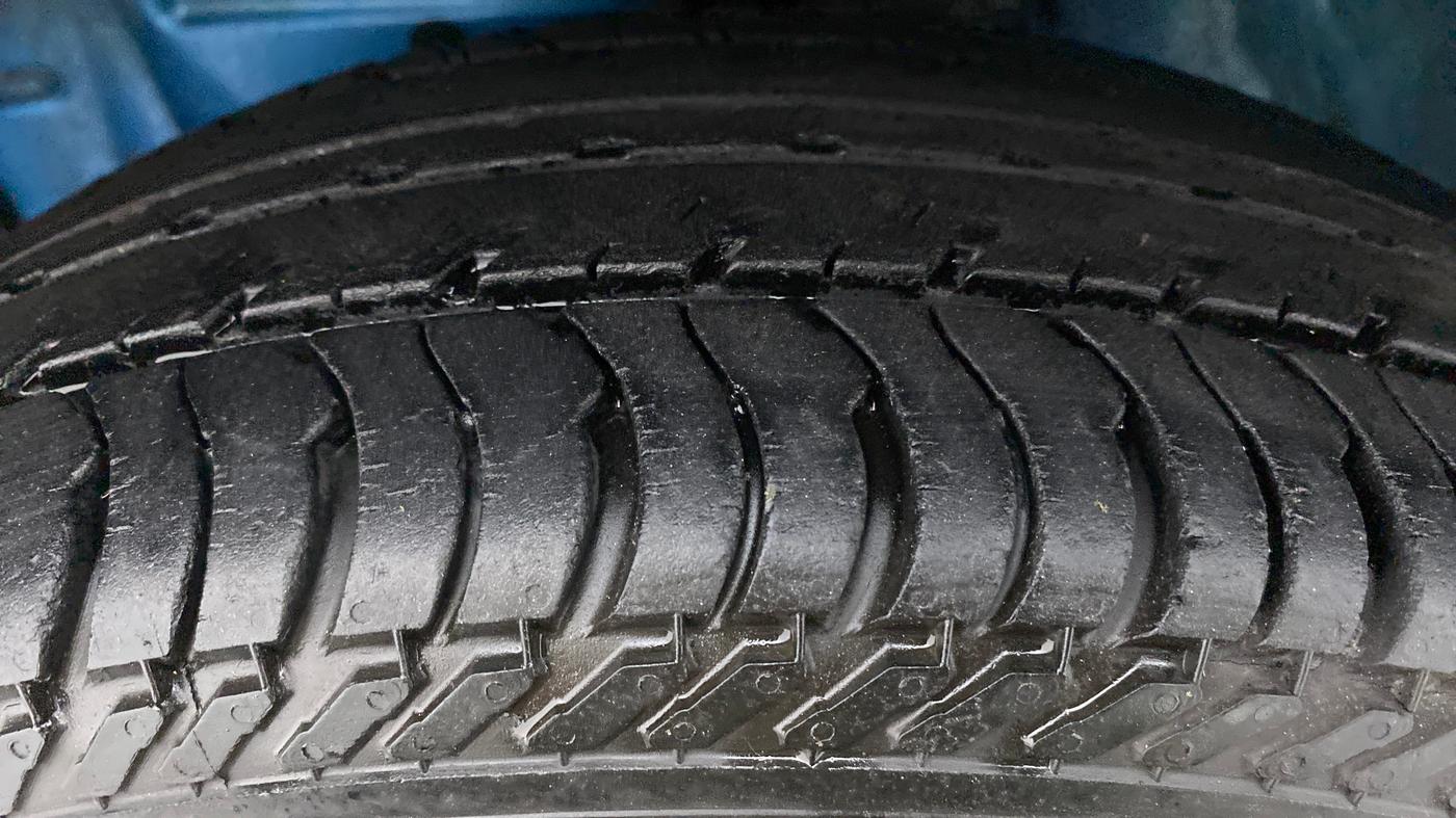 2011 Toyota Etios Liva G, Petrol, Manual, 74,587 km, Left Front Tyre Tread
