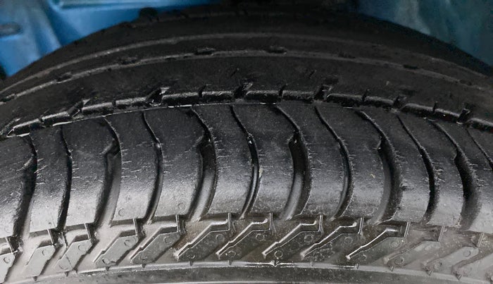 2011 Toyota Etios Liva G, Petrol, Manual, 74,587 km, Left Front Tyre Tread