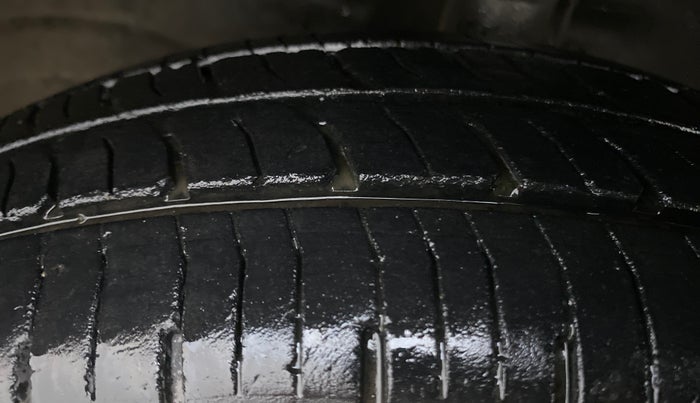 2013 Maruti Wagon R 1.0 LXI CNG, CNG, Manual, 79,617 km, Left Front Tyre Tread