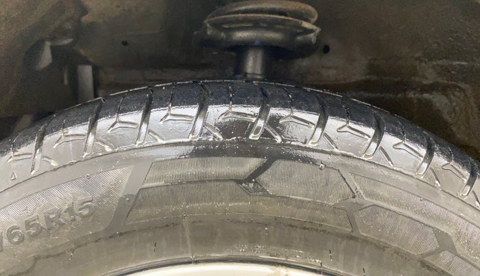 2015 Maruti Swift Dzire ZXI, Petrol, Manual, 1,37,216 km, Left Front Tyre Tread