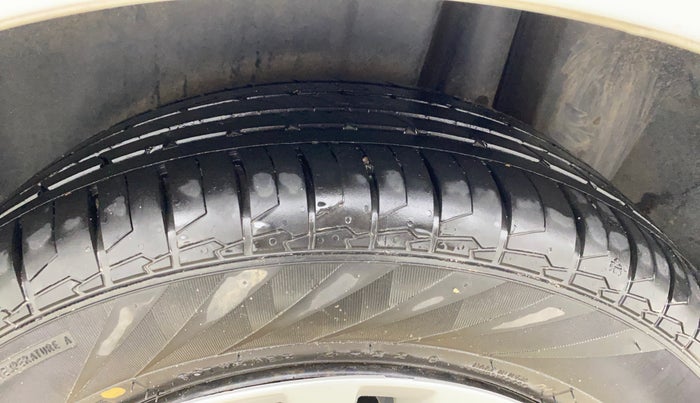 2016 Maruti Ciaz VDI+ SHVS, Diesel, Manual, 66,186 km, Left Rear Tyre Tread