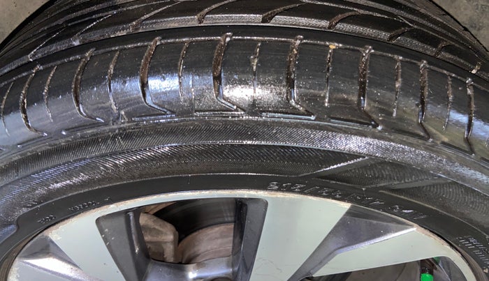 2022 Volkswagen TAIGUN TOPLINE 1.0 TSI MT, Petrol, Manual, 65,699 km, Left Front Tyre Tread