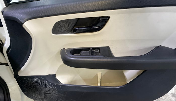 2024 Tata ALTROZ XE CNG, CNG, Manual, 17,614 km, Driver Side Door Panels Control