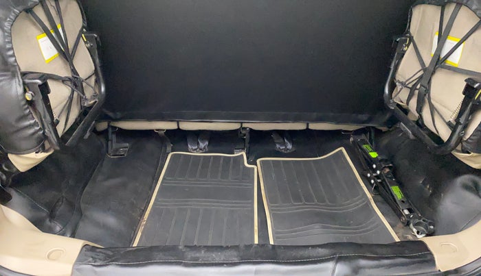 2016 Mahindra TUV300 T8, Diesel, Manual, 47,528 km, Boot Inside