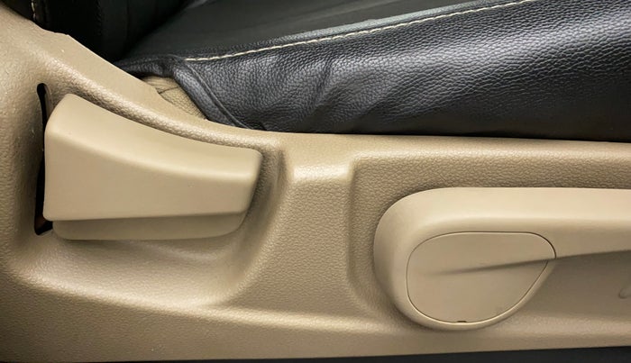 2016 Mahindra TUV300 T8, Diesel, Manual, 47,528 km, Driver Side Adjustment Panel