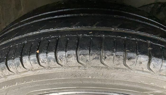 2014 Honda Amaze 1.2L I-VTEC S, Petrol, Manual, 1,02,204 km, Right Front Tyre Tread