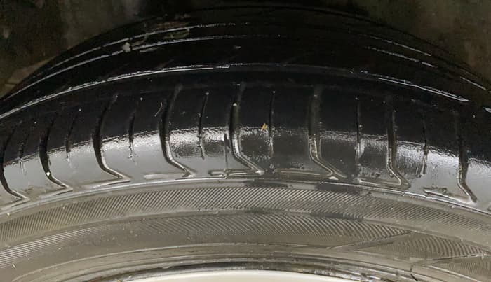 2014 Honda Amaze 1.2L I-VTEC S, Petrol, Manual, 1,02,204 km, Right Rear Tyre Tread