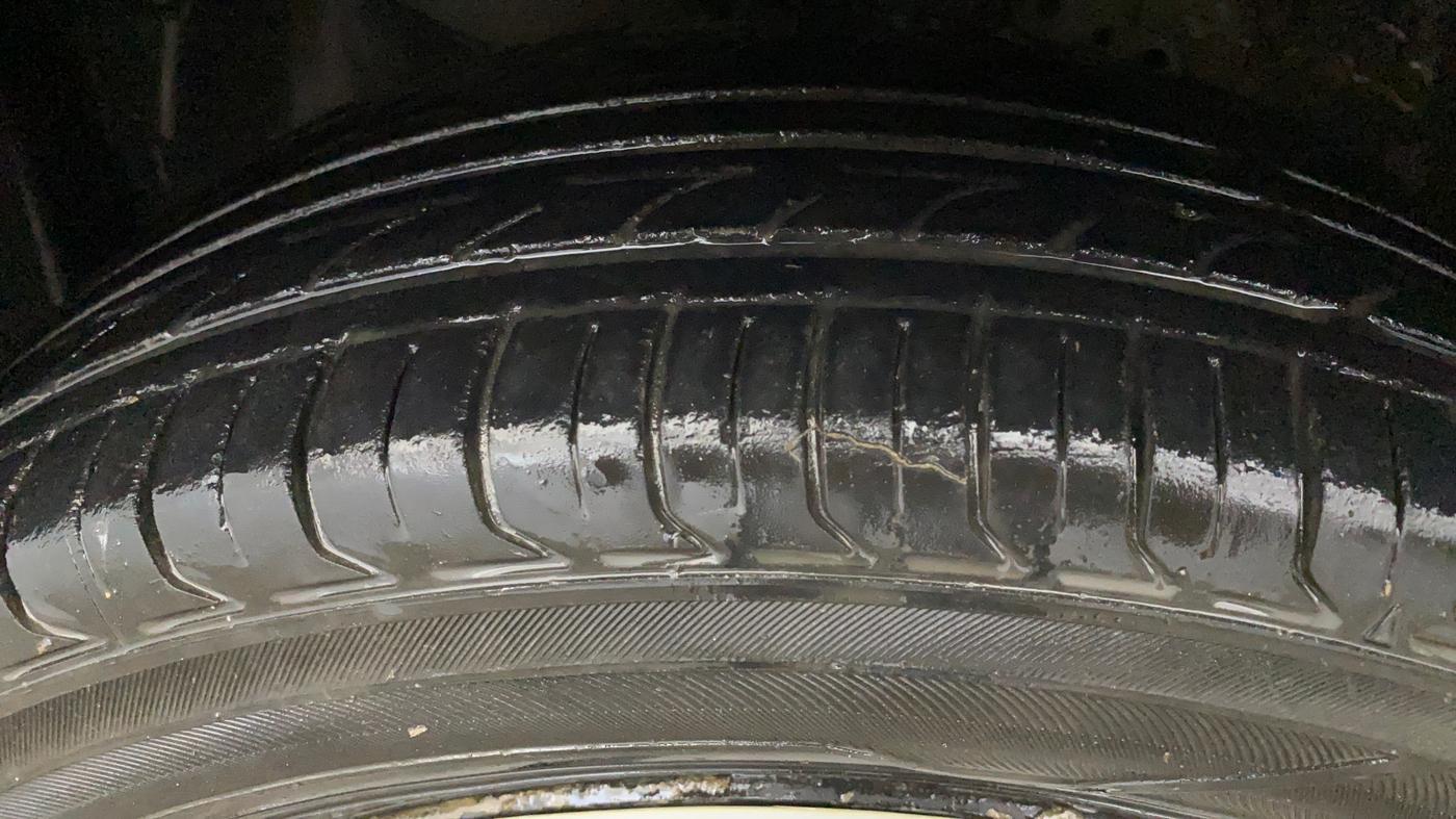 2014 Honda Amaze 1.2L I-VTEC S, Petrol, Manual, 1,02,204 km, Left Front Tyre Tread
